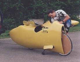 Mit ausgeklapptem Fahrwerk vor einer Testfahrt